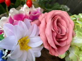 krans gemaakt van verschillende soorten kunstbloemen