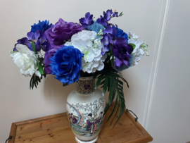 Kunstbloemen boeket blauw/paars met palm bladeren