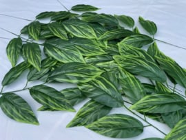 Kunsttak met 5 groene kunstbladeren 54 cm