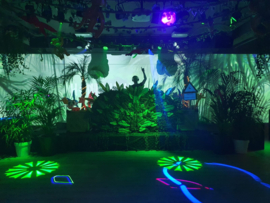 Jungle party DJ stage, gemaakt met verschillende soorten kunstbladeren/takken