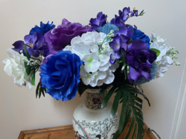Kunstbloemen boeket blauw/paars met palm bladeren