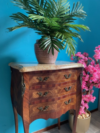 Kunstpalm plant en bloesemboom combinatie met Frans antiek kastje