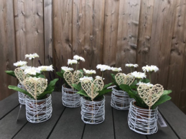 bruiloft decoratie, tafelversiering gerbera in een witte glazen pot