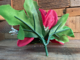 Kunstbloemen pioenrozen rood met blad en plukjes gipskruid