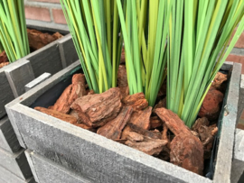 Houten plantenbakken gevuld met kunst siergras/siergrassen