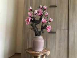 Magnoliaboom op stam van hout, roze kunstbloemen/magnolia