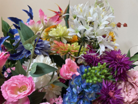 Groot kunstbloemen boeket in goudkleurige vaas