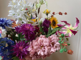 Groot kunstbloemen boeket in goudkleurige vaas