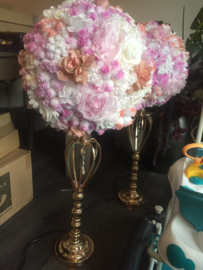 bruiloft decoratie, bloemenbollen op een kaarsenstandaard