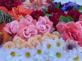 Prachtige restpartij van 50 kunstbloemen zonder steel, diversen soorten