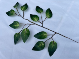 Kunsttak met 12 groene kunstbladeren 42 cm