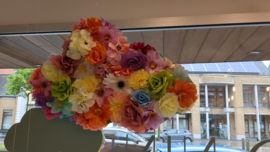 Etalage decoratie gemaakt van kunstbloemen zonder steel