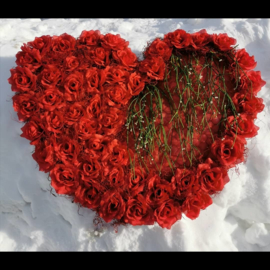 Valentijn/bruiloft rood hart gemaakt van rode kunstbloemen "rozen"
