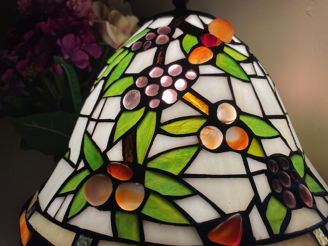 Tiffany tafellamp gekleurde bloemen hoogte 49 cm