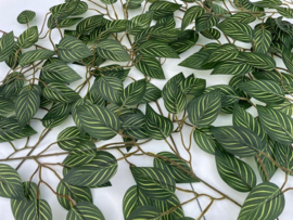Kunsttak met 18 groene bladeren 57 cm