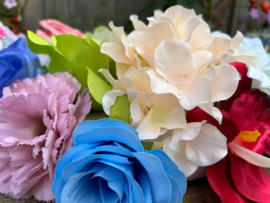 krans gemaakt van verschillende soorten kunstbloemen