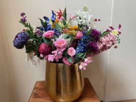 Groot kunstbloemen boeket in goudkleurige vaas
