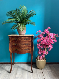 Kunstpalm plant en bloesemboom combinatie met Frans antiek kastje
