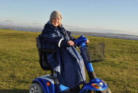 Poncho voor de rolstoel of scootmobiel met mouwen en ongevoerd, rolstoelkleding - PR34028