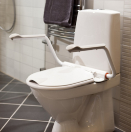 Support toiletbril met armsteunen om makkelijker op te staan