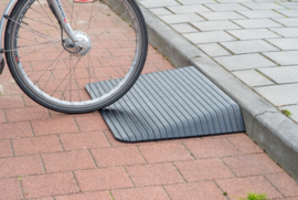 Rubberen drempelhulp met aflopende zijkanten voor rolstoel of scootmobiel (grote wielen)
