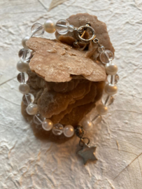 Bergkristal stenen armband afgewisseld met echte zoetwater parels