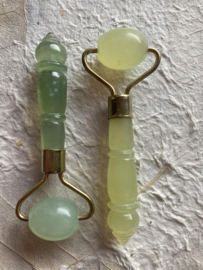 Jade guasha roller 9 cm, mooi versierde steel