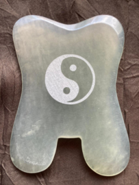Jade Guasha Steen met ets yin & yang, rond de 4 mm. dun, kiezen uit  1 t/m 10