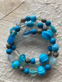 Glaskralen armband met blauwe, turquoise, witte en versierde metalen  kralen