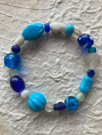 Glaskralen geregen armband met blauwe, turquoise en witte kralen