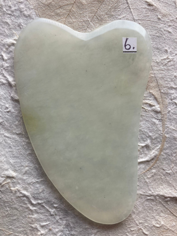 Jade Guasha Steen, hartvormig,  rond de  4 mm dun: nr 8 of 9