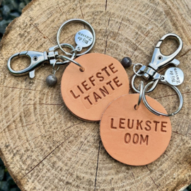 Sleutelhanger leren cirkel met tekst: liefste tante of leukste oom