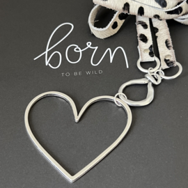 Ketting plat leer 'print' met zilverkleurige bedel hart