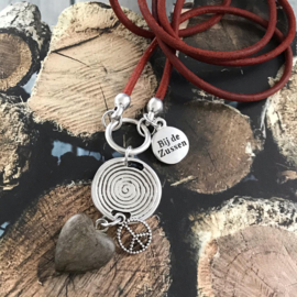 Ketting leer 'oranje/rood' met houten hart en bedel peace