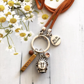 Ketting leer ‘oud oranje’ met bedel boeddha en hanger luck