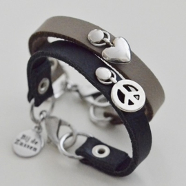 Armband plat leer met bedel hart of peace-teken