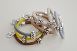 Armband stitched leer met zilverkleurige kraal in de kleur:  bruin, geel, grijs, beige, roze, ecru of lichtgrijs