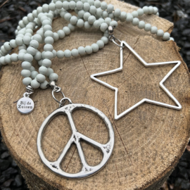 Ketting houten kraal ‘wittint’ met bedel peace of ster