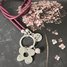 Ketting leer ‘donkerrood/violet’ met hanger klaverbloem