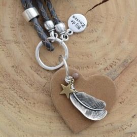 Ketting leer 'grijs' met leren hanger hart en bedel veer