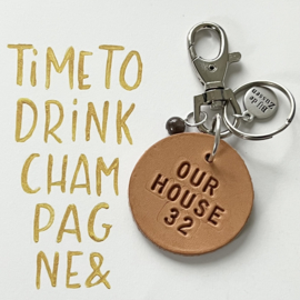 Sleutelhanger leren cirkel met tekst: our house (met huisnummer)