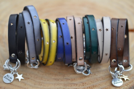 Wikkelarmband plat leer met gestanste sterren