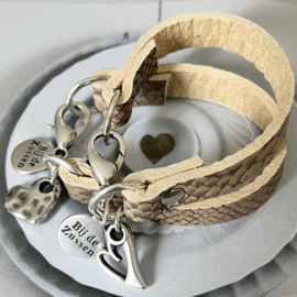 Armband plat leer print met bedel hart