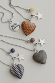 Ketting ballchain zilverkleurig met houten hart grijs/print, greywood of bruin/print