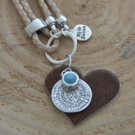 Ketting leer `naturel` met leren hart vacht, munt en Swarovski steen