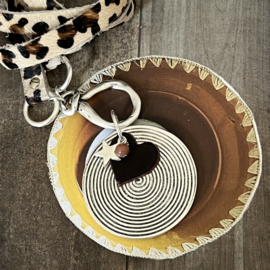 Ketting plat leer 'print' met metalen cirkel