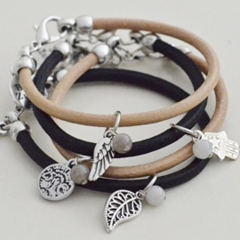 Armband lerenkoord met bedel in de kleur zwart of naturel