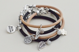 Armband lerenkoord met bedel in de kleur zwart of naturel