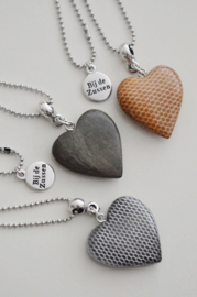 Ketting ballchain zilverkleurig met houten hart bruin/print, greywood of grijs/print