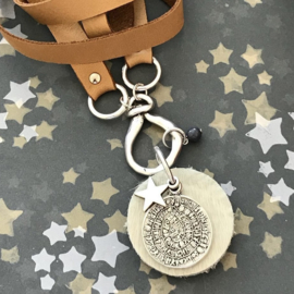 Ketting plat leer 'camel' met leren cirkel vacht